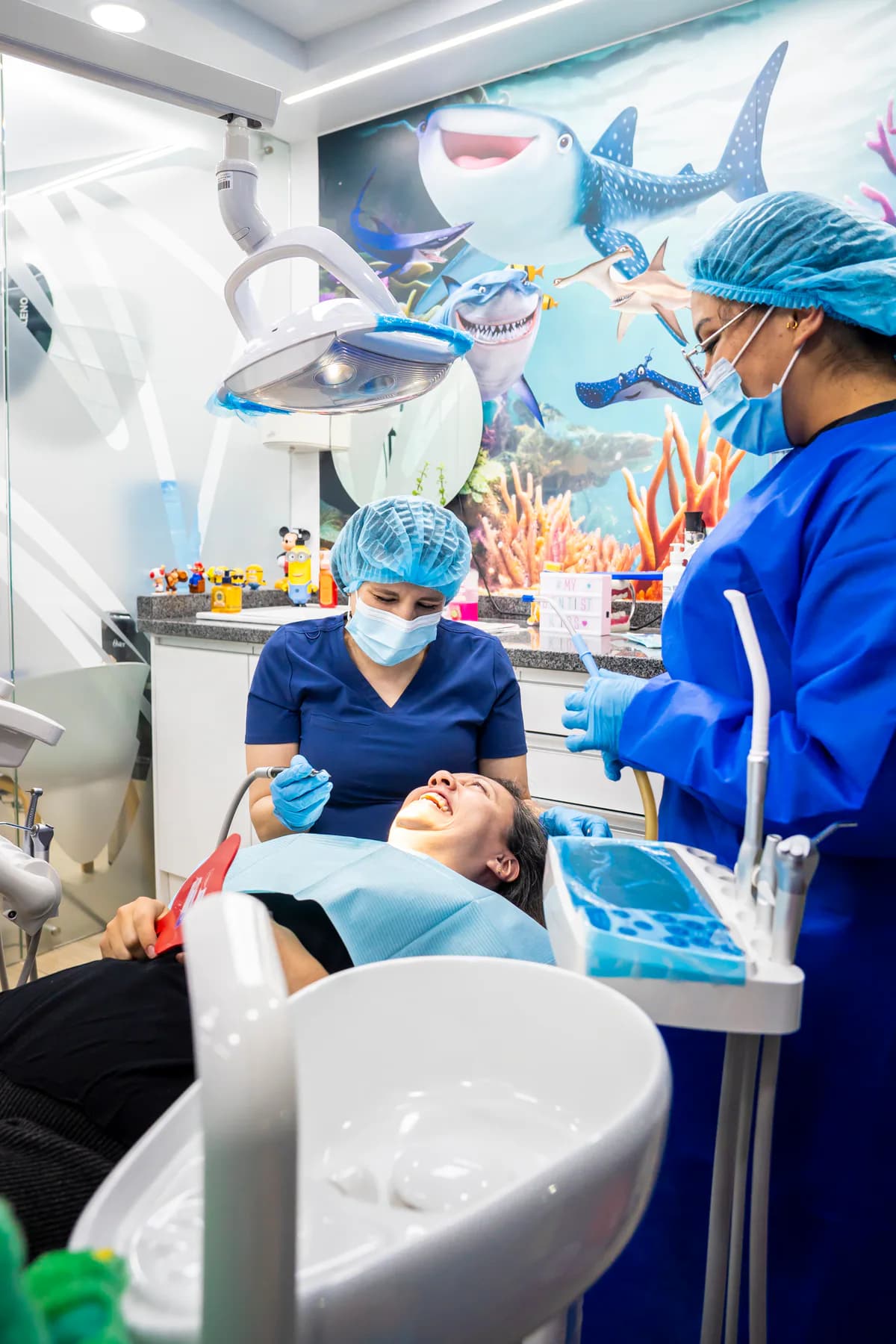 Equipo de Mydentist atendiendo a una paciente en el consultorio infantil