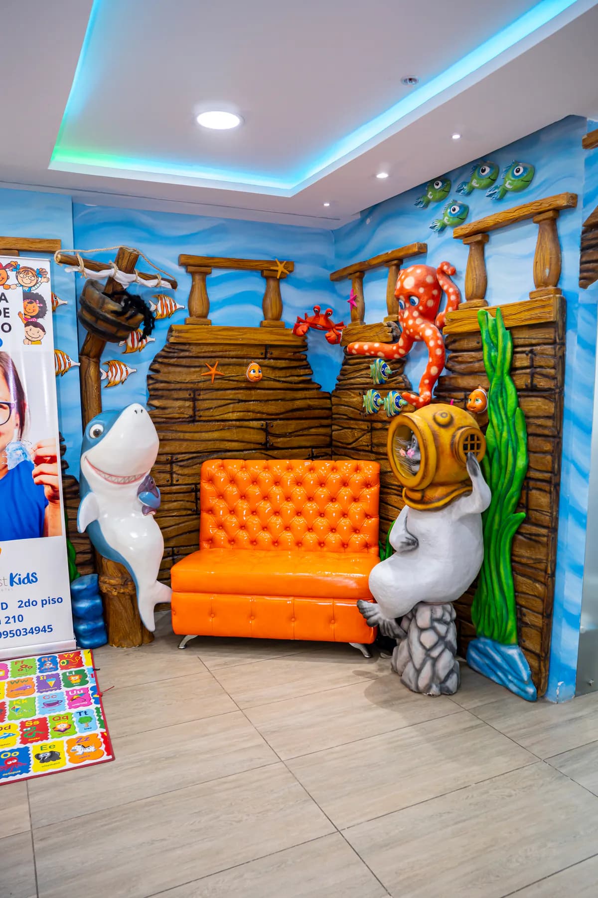 Sala infantil de Mydentist decorada con temática marina